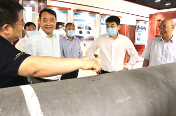 河南省委常委、副省长费东斌深入九游官方网页版集团总部园区走访调研